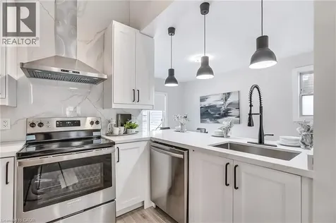 221 Rosslyn Avenue North Hamilton ON L8L 7P8
