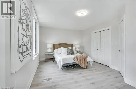221 Rosslyn Avenue North Hamilton ON L8L 7P8