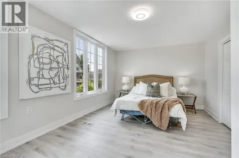 221 Rosslyn Avenue North Hamilton ON L8L 7P8