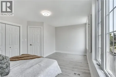 221 Rosslyn Avenue North Hamilton ON L8L 7P8