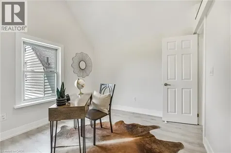 221 Rosslyn Avenue North Hamilton ON L8L 7P8