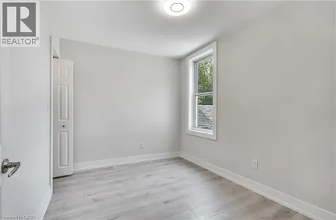 221 Rosslyn Avenue North Hamilton ON L8L 7P8