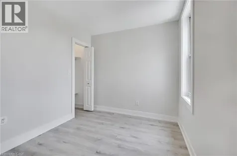 221 Rosslyn Avenue North Hamilton ON L8L 7P8