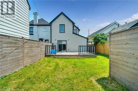 221 Rosslyn Avenue North Hamilton ON L8L 7P8