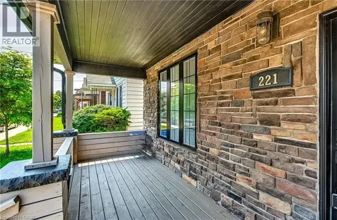 221 Rosslyn Avenue North Hamilton ON L8L 7P8