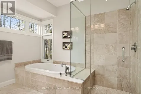 17 Kaymar Drive Ottawa ON K1J 7C8