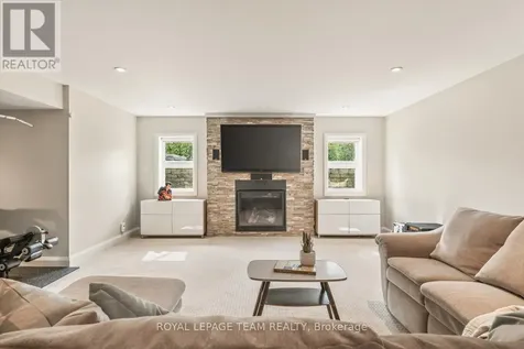 17 Kaymar Drive Ottawa ON K1J 7C8