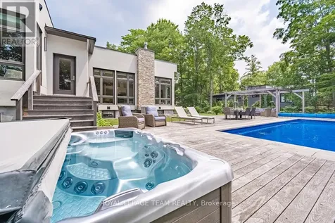 17 Kaymar Drive Ottawa ON K1J 7C8