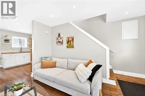 113 Niagara Street Welland ON L3C 1J4
