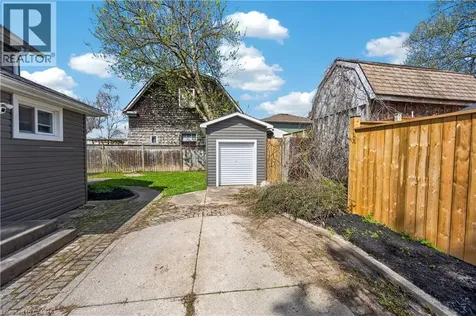 113 Niagara Street Welland ON L3C 1J4