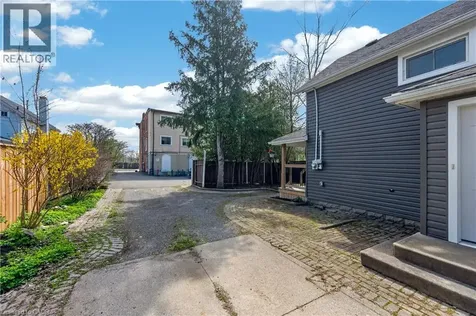 113 Niagara Street Welland ON L3C 1J4