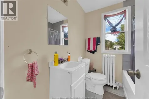 538 Louis Avenue Windsor ON N9A 1W8