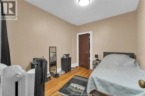 538 Louis Avenue Windsor ON N9A 1W8