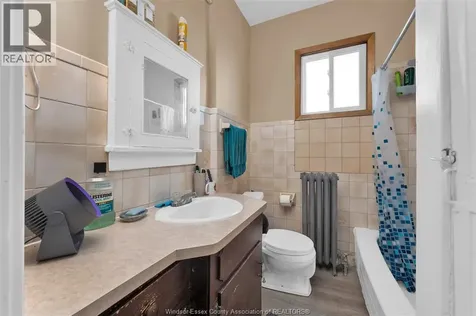 538 Louis Avenue Windsor ON N9A 1W8
