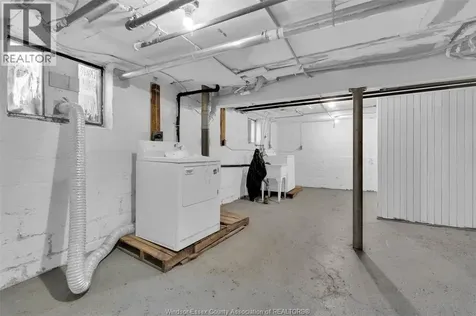 538 Louis Avenue Windsor ON N9A 1W8