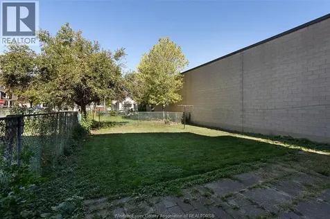 538 Louis Avenue Windsor ON N9A 1W8