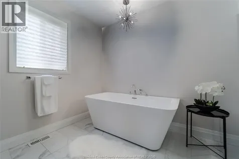 34 Noble Court Amherstburg ON N9V 0G8