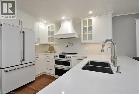 9 Lake Avenue East Puslinch ON N3C 2V4
