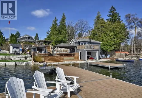 9 Lake Avenue East Puslinch ON N3C 2V4