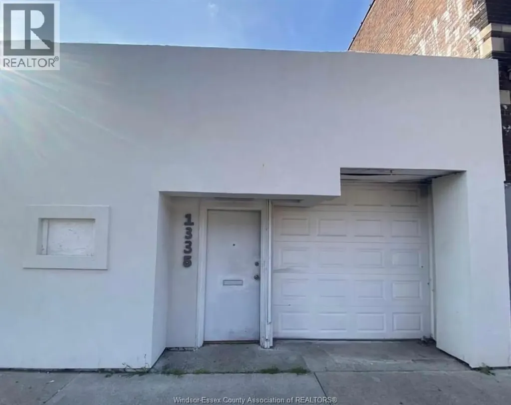 1335 Wyandotte Windsor ON N9A 3K8