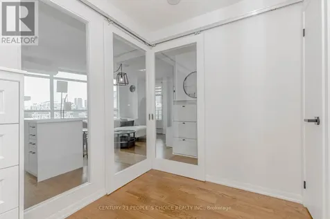 215 Fort York Boulevard Toronto (niagara) ON M5V 4A2