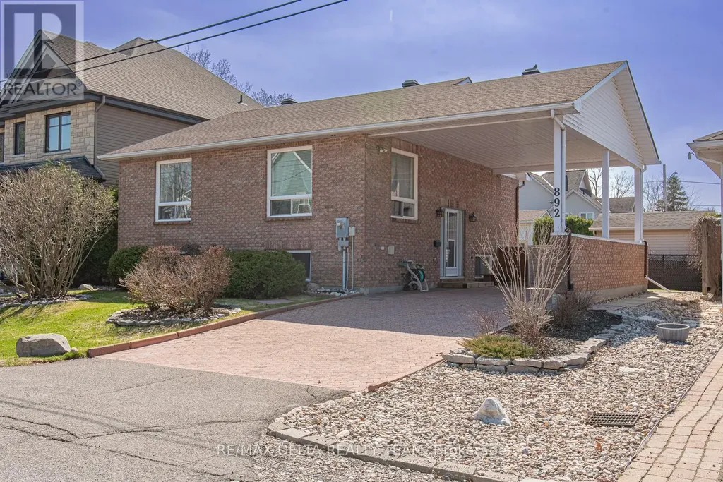 892 Beauchamp Avenue Ottawa ON K1C 3A7