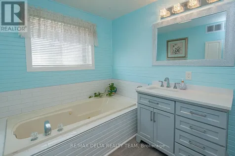 892 Beauchamp Avenue Ottawa ON K1C 3A7