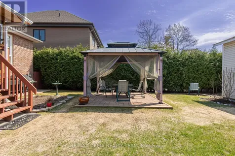 892 Beauchamp Avenue Ottawa ON K1C 3A7