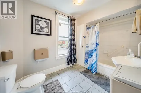 122 Talbot St. S Essex ON N8N 1B4