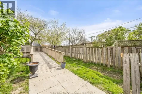 122 Talbot St. S Essex ON N8N 1B4