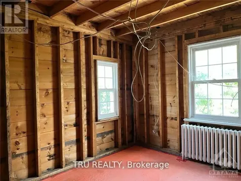 102 Putman Avenue Ottawa ON K1M 1Z6