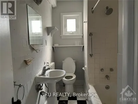 102 Putman Avenue Ottawa ON K1M 1Z6