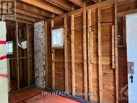 102 Putman Avenue Ottawa ON K1M 1Z6