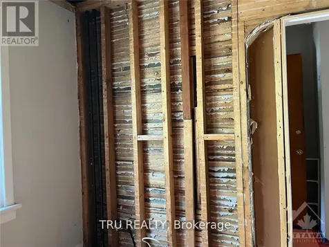102 Putman Avenue Ottawa ON K1M 1Z6