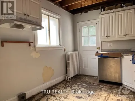 102 Putman Avenue Ottawa ON K1M 1Z6
