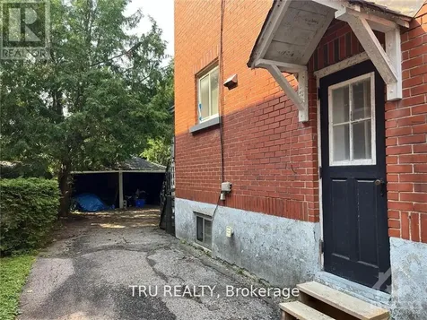 102 Putman Avenue Ottawa ON K1M 1Z6