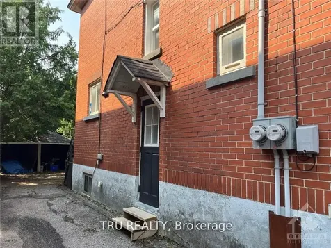 102 Putman Avenue Ottawa ON K1M 1Z6