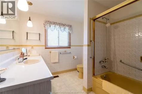 22 Pembroke Crescent Chatham ON N7L 2J4