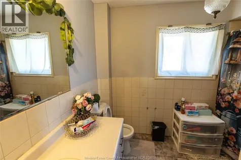 1104 Cataraqui Windsor ON N9A 3R1