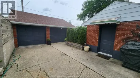 858 Laporte Windsor ON N8S 3R4