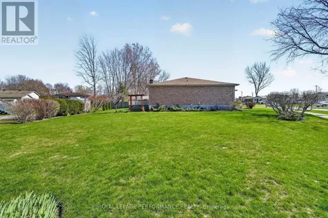 674 Hamilton Crescent Cornwall ON K6H 7B5