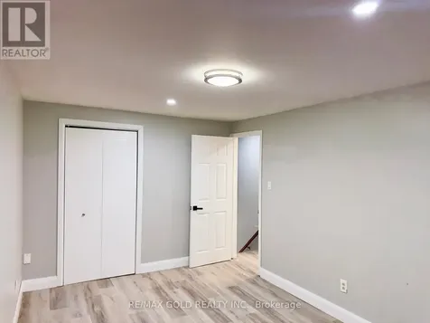 156 Mooregate Crescent Kitchener ON N2M 2G1