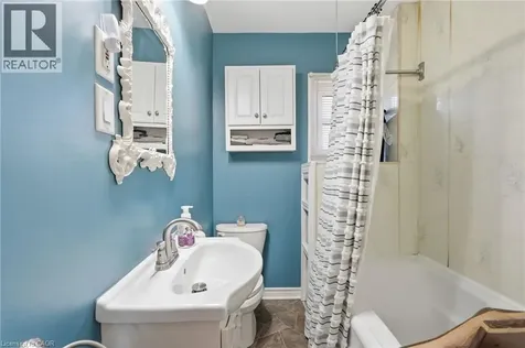 224 Balsam Avenue South Hamilton ON L8M 3C1