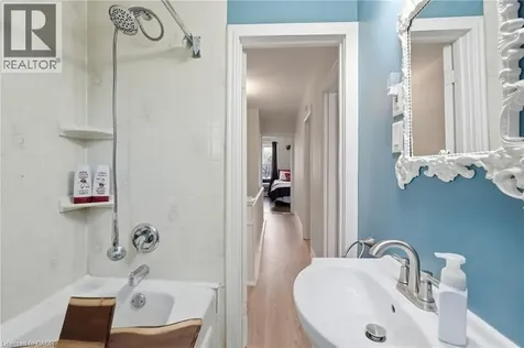 224 Balsam Avenue South Hamilton ON L8M 3C1