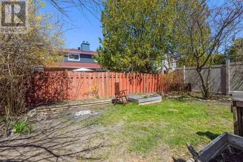 25 Grady Crescent Ottawa ON K2H 5S2