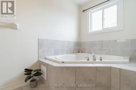 33 Pearl Street Wasaga Beach ON L9Z 0G9