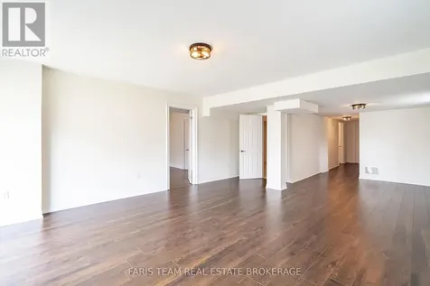 33 Pearl Street Wasaga Beach ON L9Z 0G9