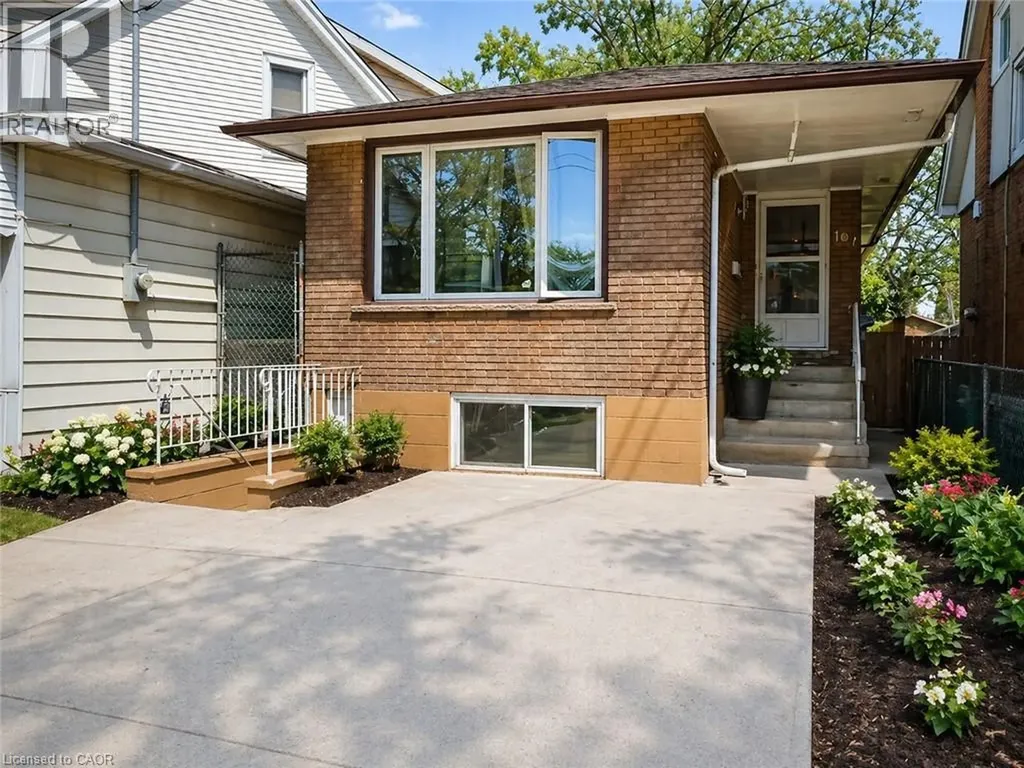 307 Dunsmure Road Hamilton ON L8L 1X1