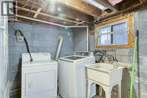 1422 Wyandotte Street West Windsor ON N9B 1H4