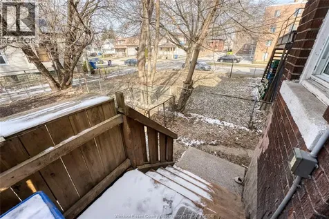1422 Wyandotte Street West Windsor ON N9B 1H4